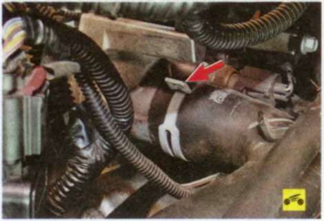 Осмотр соединения шлангов системы охлаждения с подводящим шлангом блока цилиндров Ford Focus 2