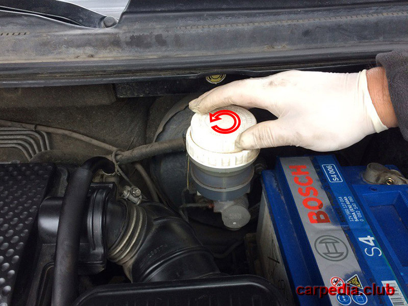 Открутить крышку бачка тормозной жидкости на автомобиле Mitsubishi Galant IX