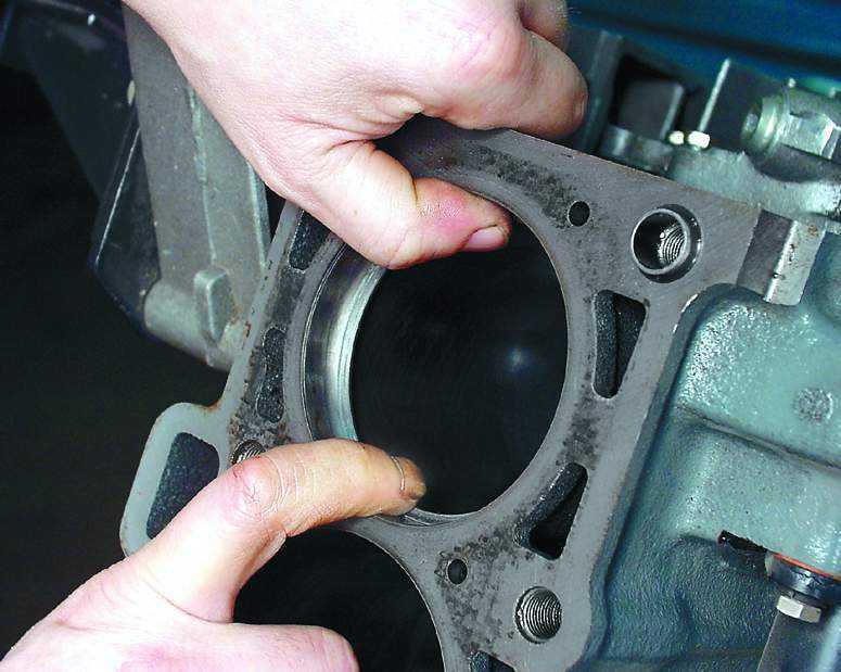 Установка поршневого кольца в цилиндр двигателя Лада Гранта (ВАЗ 2190)