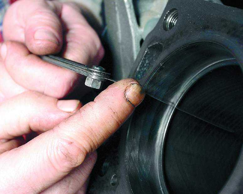 Измерение зазора в замку поршневого кольца двигателя Лада Гранта (ВАЗ 2190)