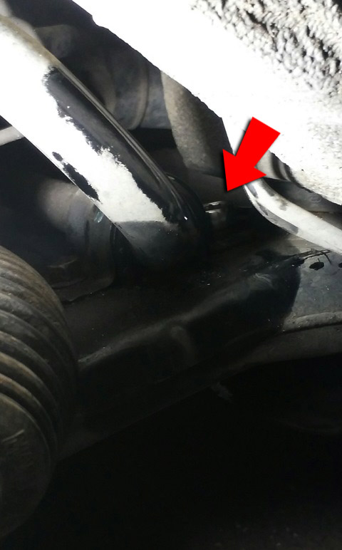 Открутить крепления передней втулки стабилизатора на автомобиле Hyundai Santa Fe CM 2006-2012