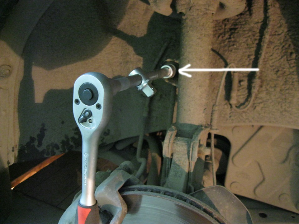 Открутить верхнее крепление стойки стабилизатора на автомобиле Hyundai santa Fe CM 2006-2012