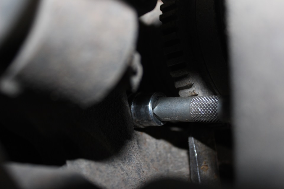 Открутить крепление задней ступицы на автомобиле Hyundai Santa Fe CM 2006-2012