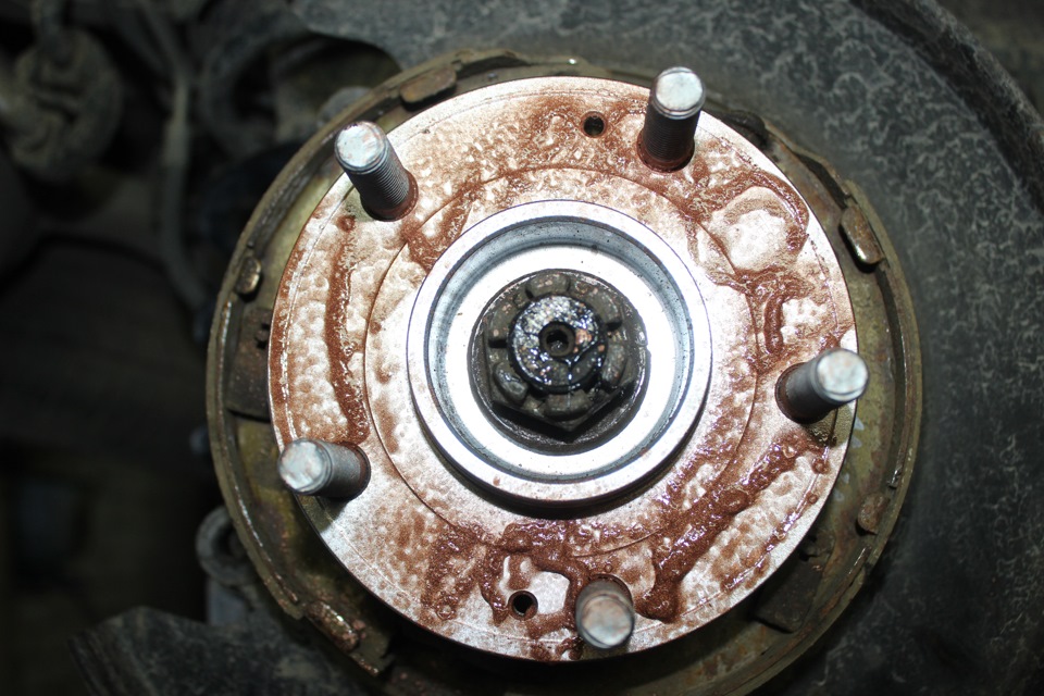 Обработать ступицу медной смазкой на автомобиле Hyundai Santa Fe CM 2006-2012