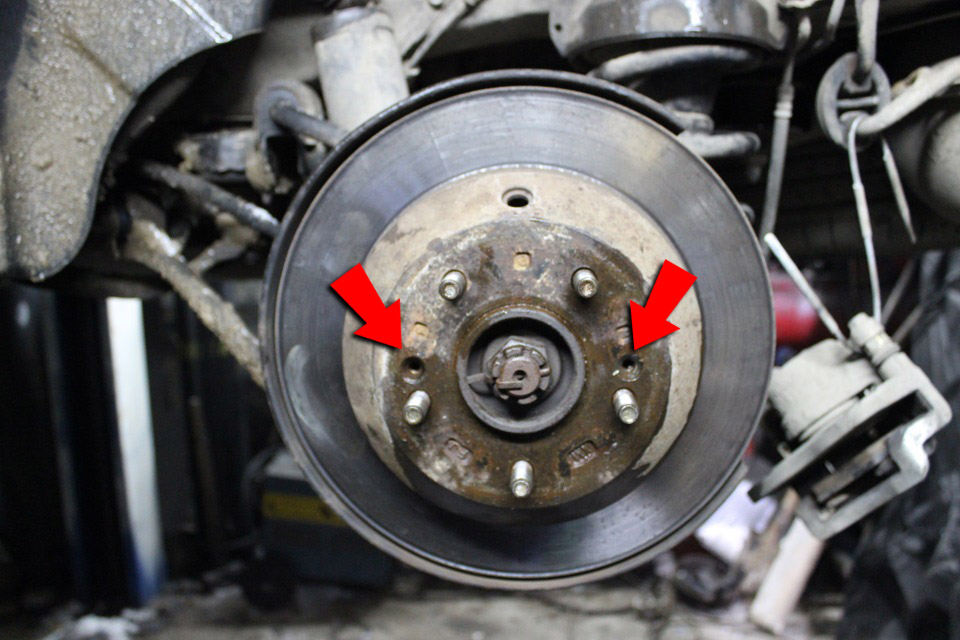Открутить крепления тормозного барабана на автомобиле Hyundai Santa Fe CM 2006-2012