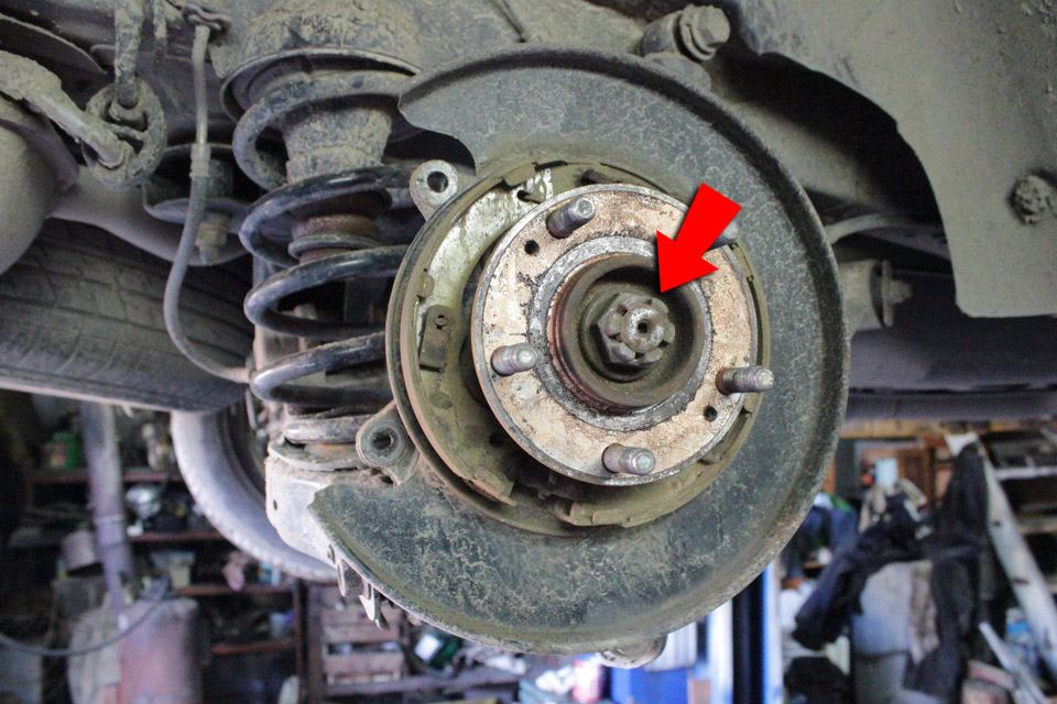 Открутить ступичную гайку заднего колеса на автомобиле Hyundai Santa Fe CM 2006-2012