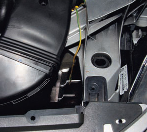 Подвязываем проволокой конденсатор к верхней поперечине моторного отсека Ford Focus 2