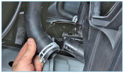 Снятие подводящего шланга радиатора автомобиля Ford Focus 2
