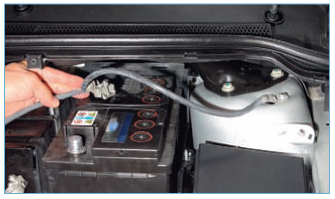 Отсоединяем провод от клеммы «минус» аккумуляторной батареи  Ford Focus 2