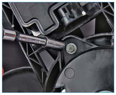 Откручиваем 3 болта крепления корпуса электродвигателя к кожуху вентилятора у Ford Focus 2