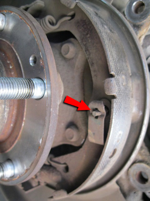 Снять скобу колодок стояночного тормоза на автомобиле Hyundai Santa Fe CM 2006-2012