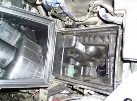 Снятие корпуса воздушного фильтра автомобиля Ford Focus 2