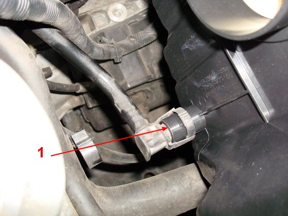 Соединение патрубка вентиляции картерных газов Ford Focus 2