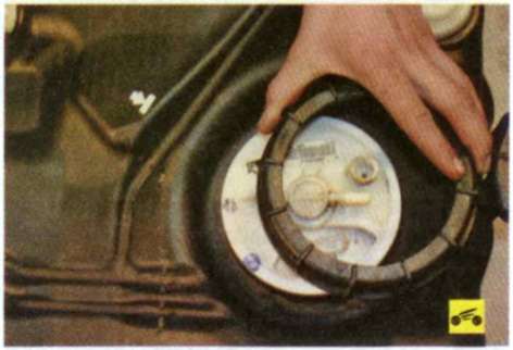 Отворачиваем кольцо от горловины топливного бака автомобиля Ford Focus 2