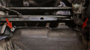 Болты крепления хомута задней части топливного бака к основанию кузова Ford Focus 2