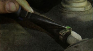 Ослабление хомута крепления к штуцеру бака воздухоотводящей трубки наливной трубы Ford Focus 2