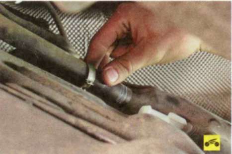Отсоединение шланга от штуцера для снятия топливного бака Ford Focus 2