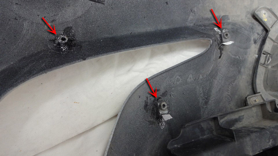 Впаять алюминиевую сетку в крепления противотуманной фары в переднем бампере на автомобиле Hyundai Solaris 2010-2016