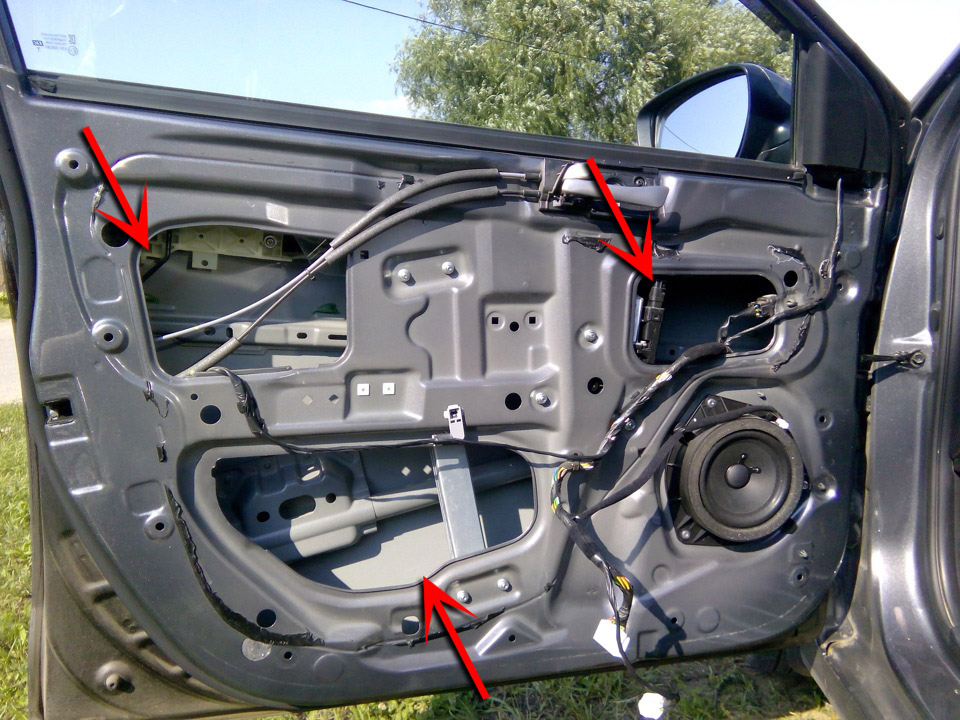 Нанести вибропласт через отверстия в двери на автомобиле Hyundai Solaris 2010-2016