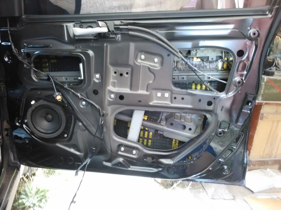 Поклеить вибропласт внутрь передней двери на автомобиле Hyundai Solaris 2010-2016