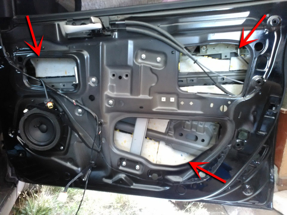 Поклеить слой шумоизоляции на переднюю дверь на автомобиле Hyundai Solaris 2010-2016
