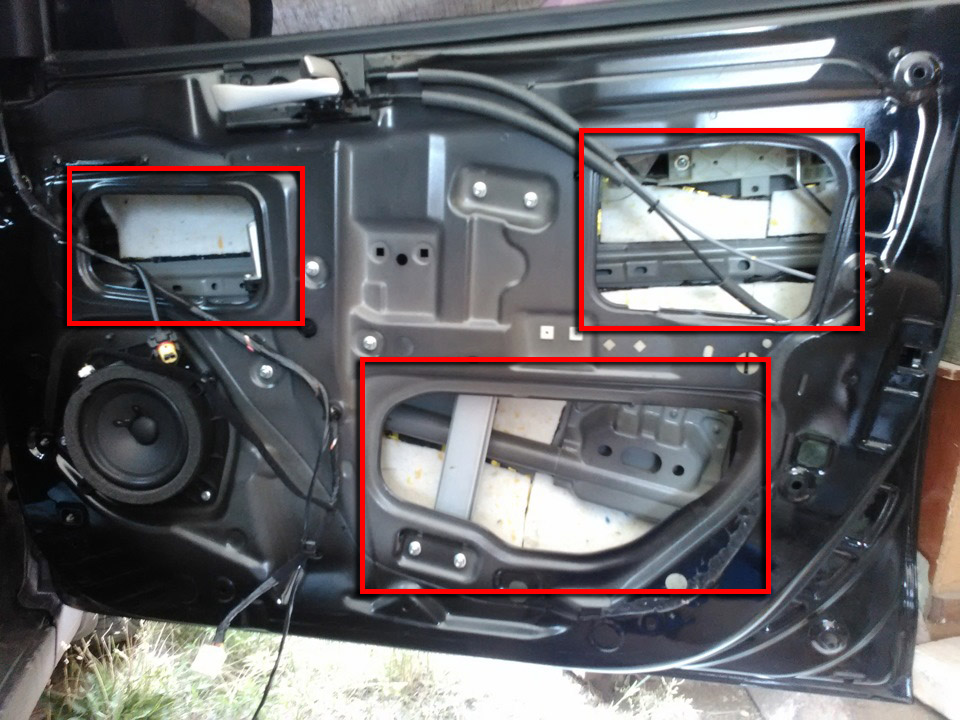 Обезжирить наружную часть передней двери для проклейки шумоизоляции на автомобиле Hyundai Solaris 2010-2016