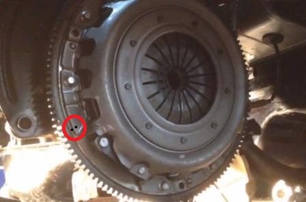 Установочный метки положения корзины сцепления относительно маховика двигателя Лада Гранта (ВАЗ 2190)