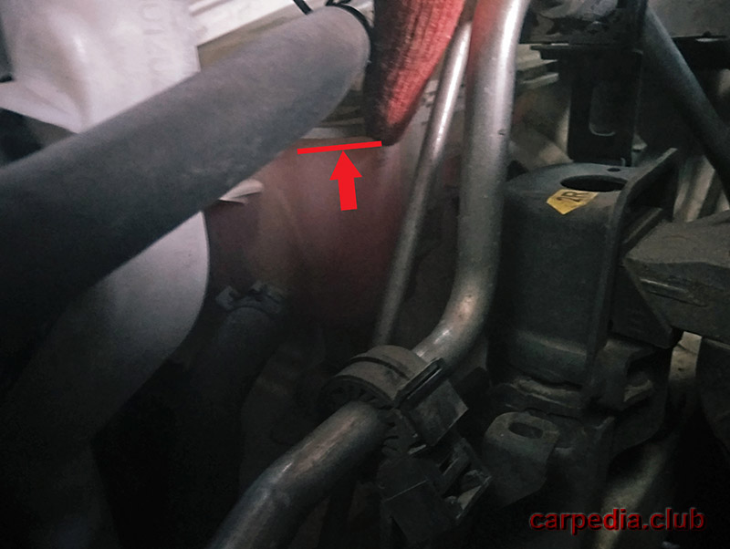 Проверка уровня охлаждающей жидкости в расширительном бачке Toyota Auris