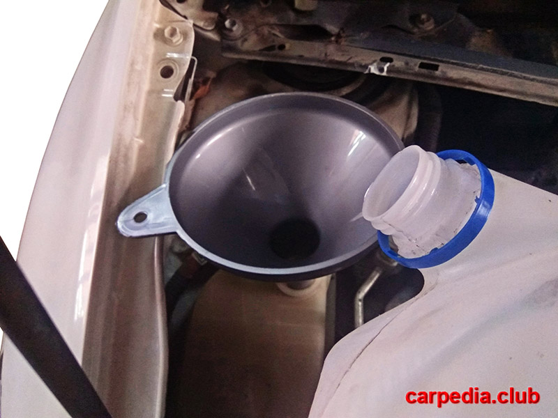 Доливка охлаждающей жидкости в расширительный бачок Toyota Auris