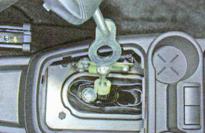 Вынимание шарового шарнира с рычагом переключения передач из обоймы ВАЗ 2190 2191 Lada Granta