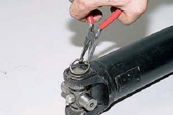 Круглогубцами устанавливаем стопорное кольцо в проточку вилки, карданного шарнира Chevrolet Niva