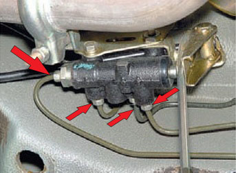 Соединениях тормозных трубок с регулятором тормозных сил в гидроприводе задних тормозов ВАЗ 2190 2191 Lada Granta