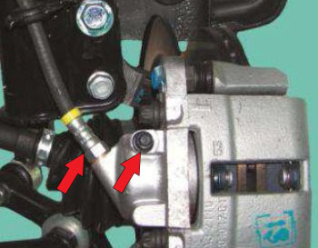 Соединения тормозного шланга и тормозной трубки с рабочим тормозным цилиндром, а также штуцер для выпуска воздуха тормозных механизмов передних колес ВАЗ 2190 2191 Lada Granta