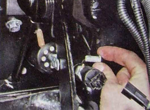 Извлечение пальца из отверстий вилки толкателя вакуумного усилителя тормозов и педали тормоза ВАЗ 2190 2191 Lada Granta
