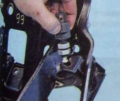 Снятие выключателя стоп-сигнала с кронштейна педального узла ВАЗ 2190 2191 Lada Granta