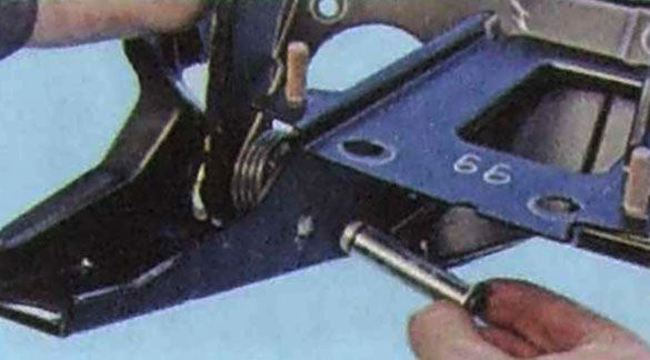 Извлечение оси из отверстий кронштейна и проушины педали тормоза ВАЗ 2190 2191 Lada Granta