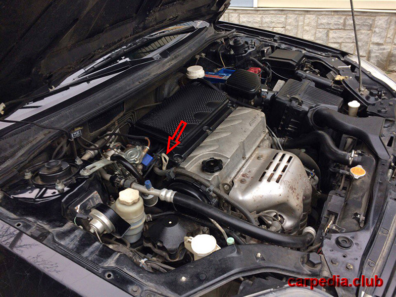 Расположение маслоизмерительного щупа двигателя на автомобиле Mitsubishi Galant IX