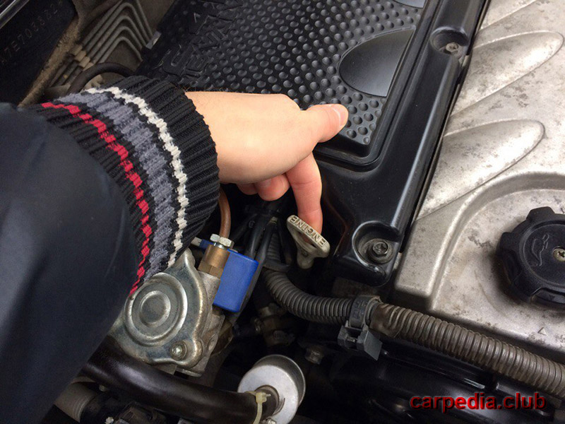 Вытянуть маслоизмерительный щуп двигателя на автомобиле Mitsubishi Galant IX