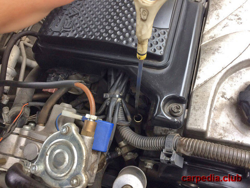 Маслоизмерительный щуп двигателя на автомобиле Mitsubishi Galant IX