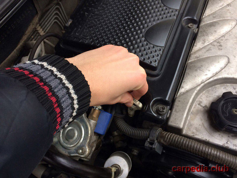Вставить маслоизмерительный щуп двигателя обратно до упора на автомобиле Mitsubishi Galant IX