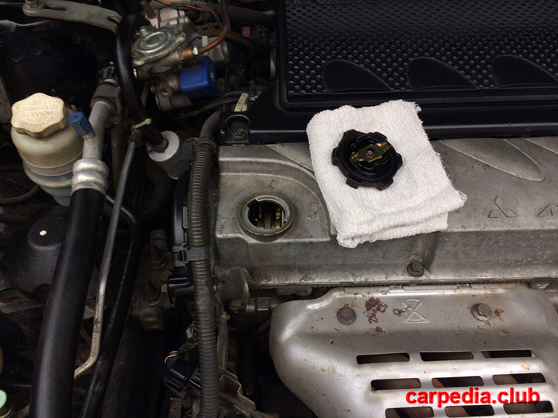 Пробка маслозаливной горловины двигателя на автомобиле Mitsubishi Galant IX