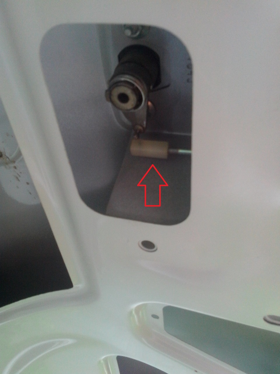 Отсоединение тяги привода от рычага выключателя замка крышки багажника Лада Гранта (ВАЗ 2190)