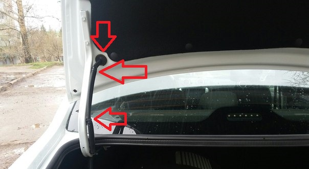 Размещение фиксаторов и петли крепления жгута проводов к крышке багажника Лада Гранта (ВАЗ 2190)