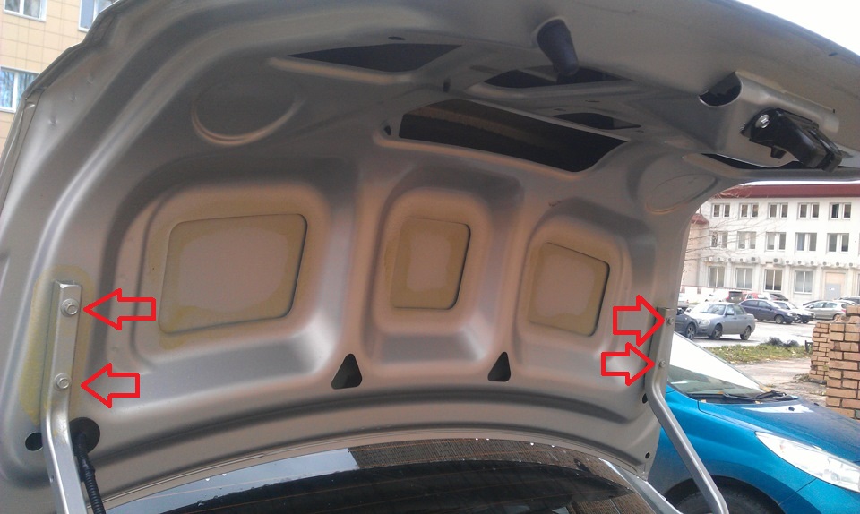 Размещение болтов крепления крышки багажника к петлям кузова Лада Гранта (ВАЗ 2190)