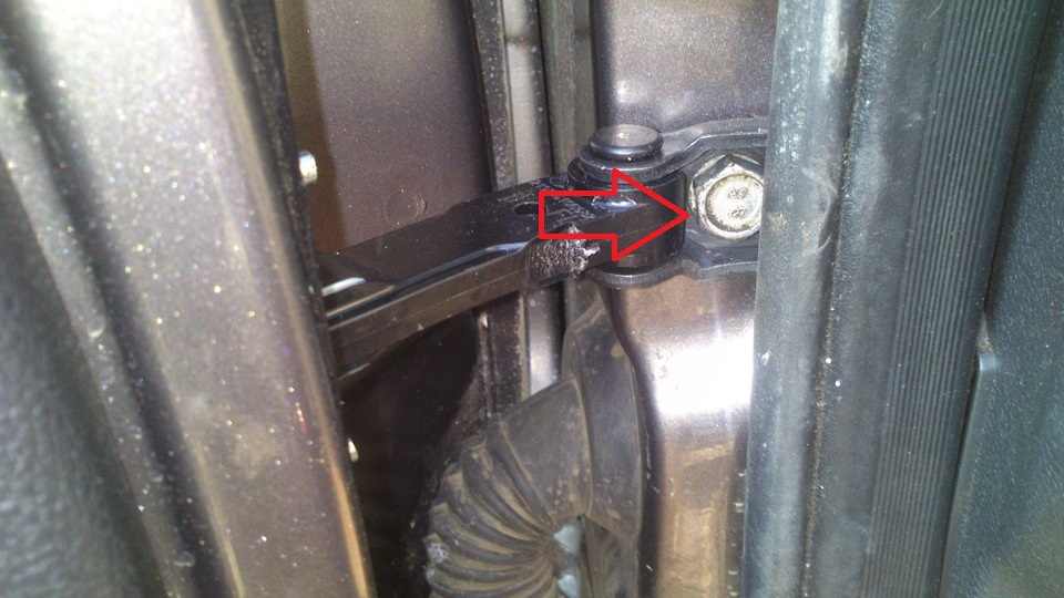 Размещение болта крепления ограничителя открывания передней двери к стойке кузова Лада Гранта (ВАЗ 2190)