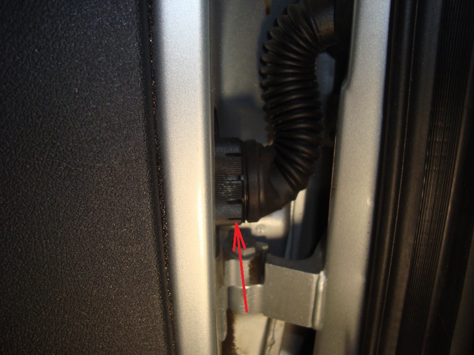 Размещение фиксирующего кольца жгута проводов передней двери Лада Гранта (ВАЗ 2190)