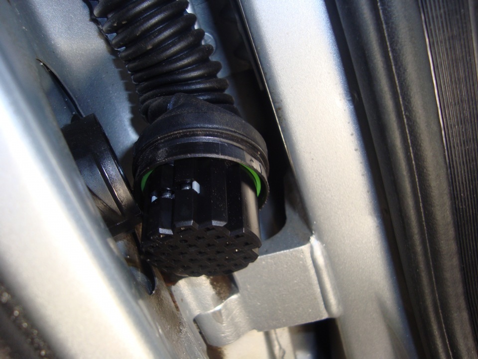 Отсоединенный жгут проводов от разъема передней двери Лада Гранта (ВАЗ 2190)