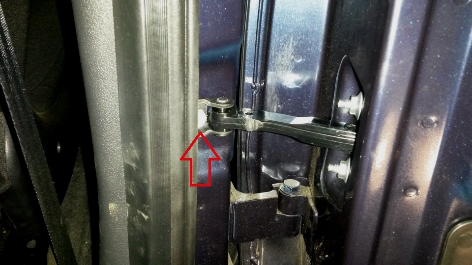 Размещение болта крепления ограничителя открывания задней двери к стойке кузова Лада Гранта (ВАЗ 2190)
