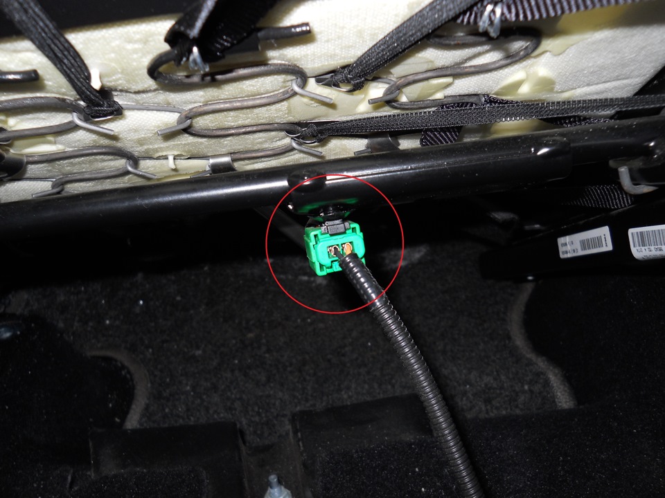 Размещение колодки проводов обогревателя переднего сиденья Лада Гранта (ВАЗ 2190)