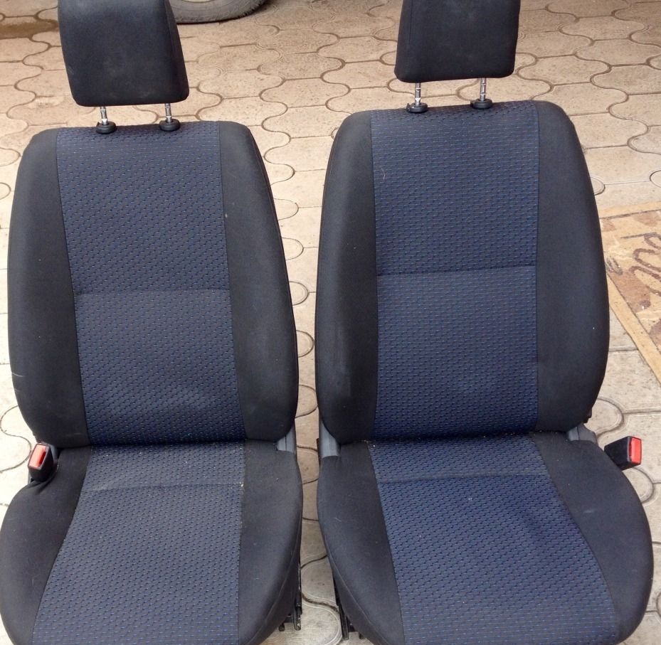 Снятые передние сиденья Лада Гранта (ВАЗ 2190)